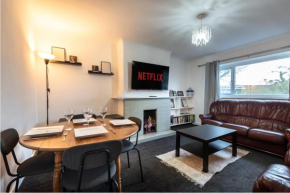 Central Modern Flat in Southampton, Sleeps 5, Free Off-Road Parking, Close to Hospital, Cruise terminal and Centre, Great for contractors, friends & families